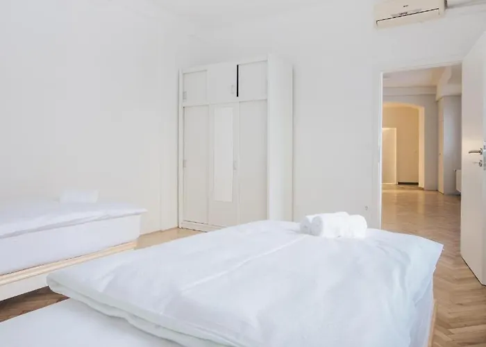 Center - Kersnikova *